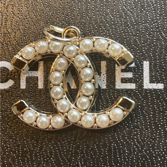 C H A N E L Zipper Pull Pearl Gold Charm Pendant 25mm / 1” - Picture 1 of 5